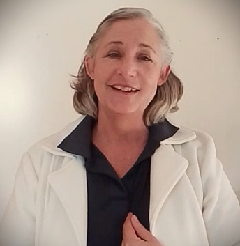Di from SpeakWithDi giving a lesson